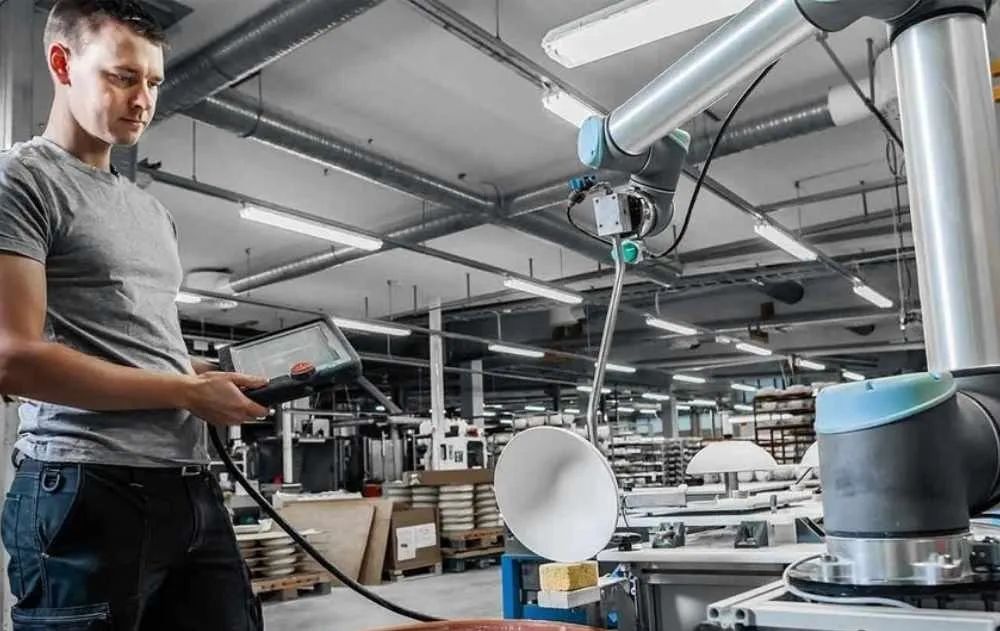 優(yōu)傲協(xié)作機器人解決的任務(wù)：CNC、機床監控