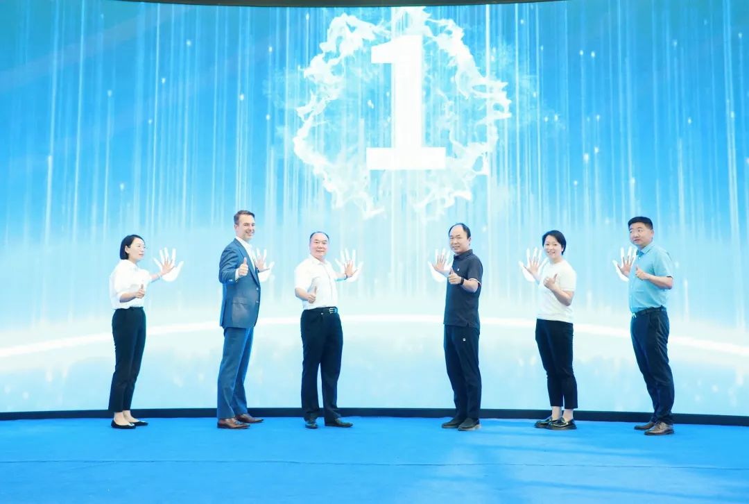 優(yōu)傲機器人大中華區總裁蘇璧凱與其他嘉賓共同出席大賽啟動(dòng)儀式