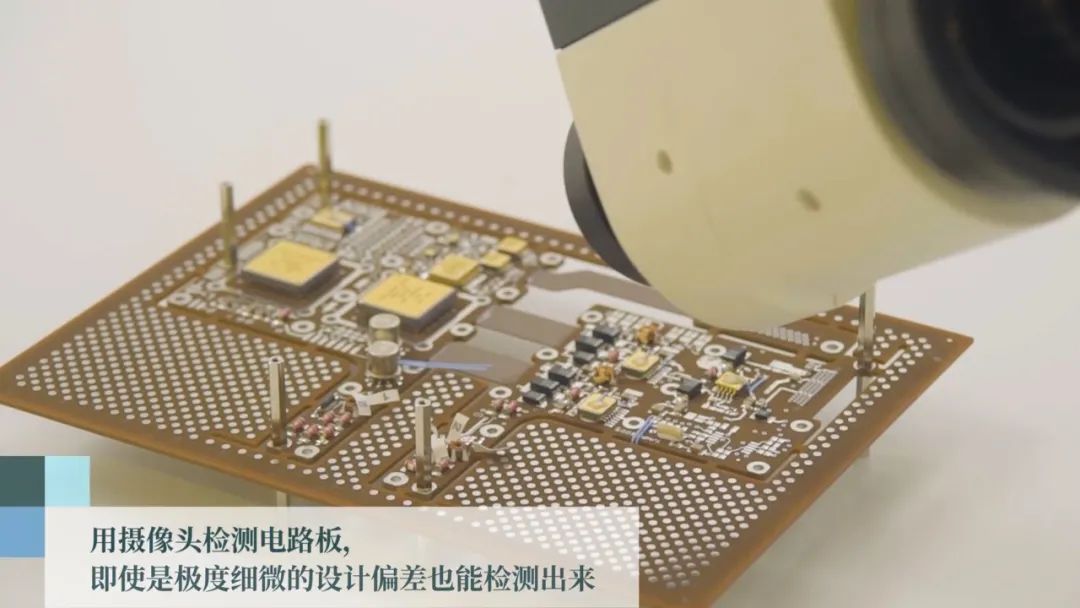 意大利Thales Alenia Space UR3檢查衛星的PCB板。