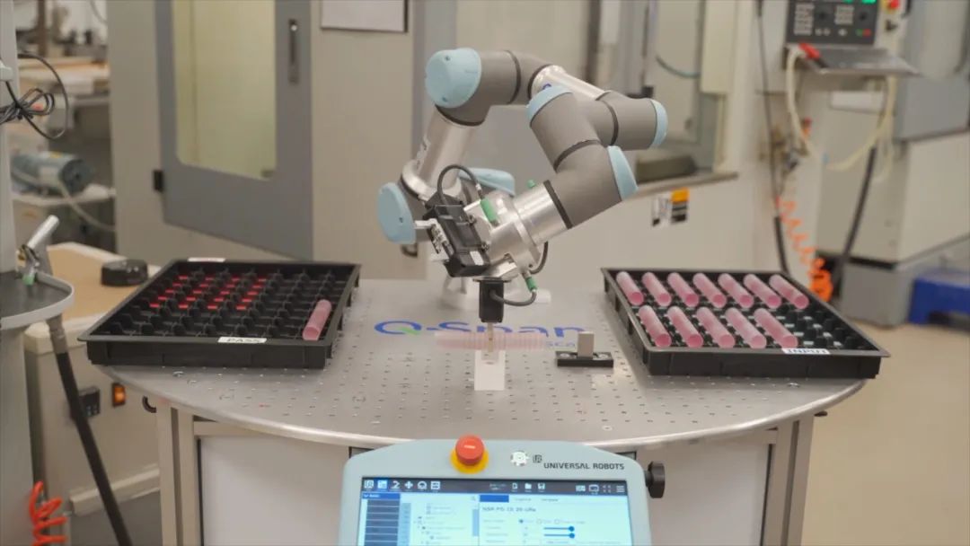 UR3e負責完成New Scale Robotics的Q-Span Workstation Kit的小零件測量工作